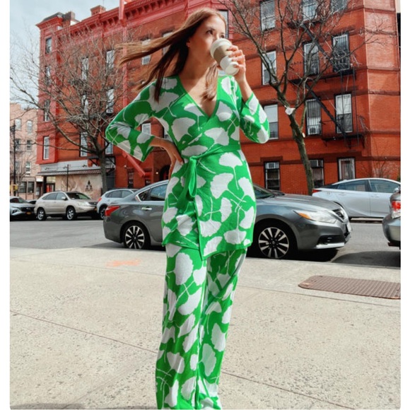 NEW| Women's Long Sleeve V-Neck Ginkgo Green Sweater Wrap Top - Picture 5 of 13